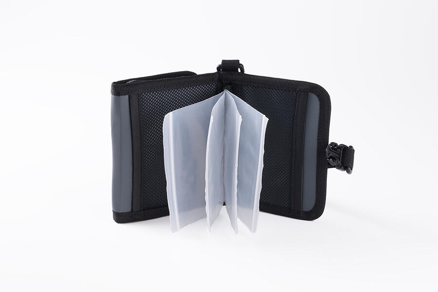 フックやワーム等を収納できる取り外し式のクリアポケット （4枚）と小物の収納に便利なメッシュポケット