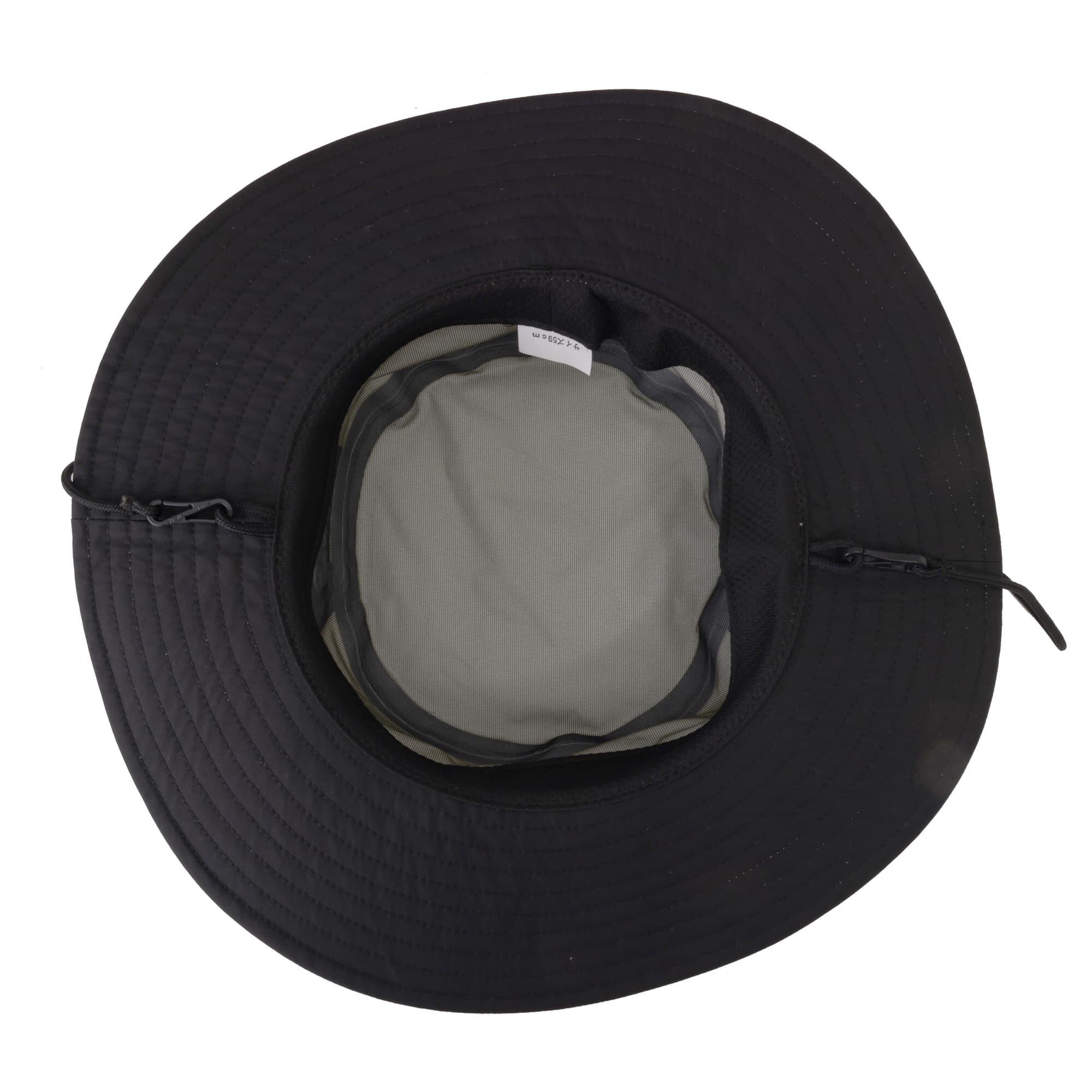 ブラックで統一されたツバ裏